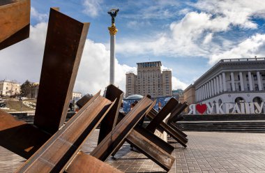 KYIV, UKRAINE - Mar. 08, 2022: Ukrayna 'ya karşı Rusya Savaşı. Bağımsızlık Meydanı ve Khreshchatyk Caddesi 'ndeki Ukrayna başkentinin merkezinde tanksavar kirpileri