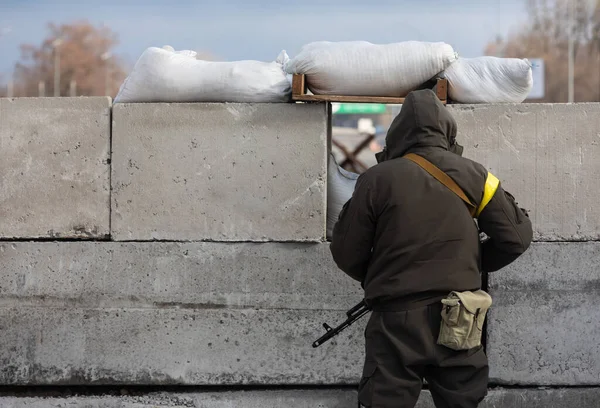 KYIV, UKRAINE - Mar. 08, 2022: Ukrayna 'da savaş. Kyiv bölgesindeki kontrol noktalarından birinde bölge savunması. Rus kuvvetleri 24 Şubat 'ta Ukrayna' yı işgal etti..
