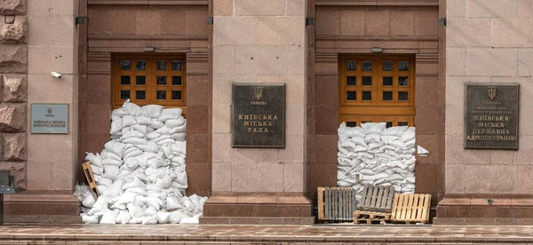 Киев Украина Мар 2022 Война Украине Забаррикадировались Мешками Песком Двери — стоковое фото