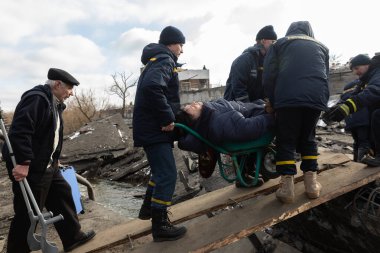 IRPIN, UKRAINE - Mar. 09, 2022: Ukrayna savaşı. Binlerce Irpin sakini evlerini terk etmek ve Rus birlikleri barış dolu bir şehri bombalarken tahliye etmek zorunda. Ukrayna 'daki savaş mültecileri
