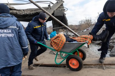 IRPIN, UKRAINE - Mar. 09, 2022: Ukrayna savaşı. Binlerce Irpin sakini evlerini terk etmek ve Rus birlikleri barış dolu bir şehri bombalarken tahliye etmek zorunda. Ukrayna 'daki savaş mültecileri