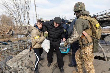 IRPIN, UKRAINE - Mar. 09, 2022: Ukrayna savaşı. Binlerce Irpin sakini evlerini terk etmek ve Rus birlikleri barış dolu bir şehri bombalarken tahliye etmek zorunda. Ukrayna 'daki savaş mültecileri