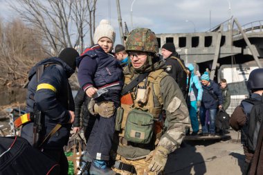 IRPIN, UKRAINE - Mar. 09, 2022: Ukrayna savaşı. Binlerce Irpin sakini evlerini terk etmek ve Rus birlikleri barış dolu bir şehri bombalarken tahliye etmek zorunda. Ukrayna 'daki savaş mültecileri