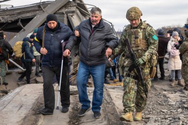 IRPIN, UKRAINE - Mar. 09, 2022: Ukrayna savaşı. Binlerce Irpin sakini evlerini terk etmek ve Rus birlikleri barış dolu bir şehri bombalarken tahliye etmek zorunda. Ukrayna 'daki savaş mültecileri