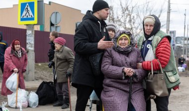 IRPIN, UKRAINE - Mar. 09, 2022: Ukrayna savaşı. Binlerce Irpin sakini evlerini terk etmek ve Rus birlikleri barış dolu bir şehri bombalarken tahliye etmek zorunda. Ukrayna 'daki savaş mültecileri