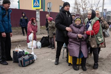 IRPIN, UKRAINE - Mar. 09, 2022: Ukrayna savaşı. Binlerce Irpin sakini evlerini terk etmek ve Rus birlikleri barış dolu bir şehri bombalarken tahliye etmek zorunda. Ukrayna 'daki savaş mültecileri