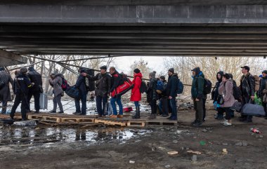 IRPIN, UKRAINE - Mar. 09, 2022: Ukrayna savaşı. Binlerce Irpin sakini evlerini terk etmek ve Rus birlikleri barış dolu bir şehri bombalarken tahliye etmek zorunda. Ukrayna 'daki savaş mültecileri