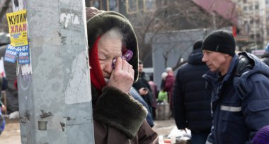 IRPIN, UKRAINE - Mar. 09, 2022: Ukrayna savaşı. Binlerce Irpin sakini evlerini terk etmek ve Rus birlikleri barış dolu bir şehri bombalarken tahliye etmek zorunda. Ukrayna 'daki savaş mültecileri