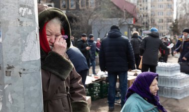 IRPIN, UKRAINE - Mar. 09, 2022: Ukrayna savaşı. Binlerce Irpin sakini evlerini terk etmek ve Rus birlikleri barış dolu bir şehri bombalarken tahliye etmek zorunda. Ukrayna 'daki savaş mültecileri