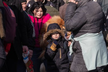 IRPIN, UKRAINE - Mar. 09, 2022: Ukrayna savaşı. Binlerce Irpin sakini evlerini terk etmek ve Rus birlikleri barış dolu bir şehri bombalarken tahliye etmek zorunda. Ukrayna 'daki savaş mültecileri