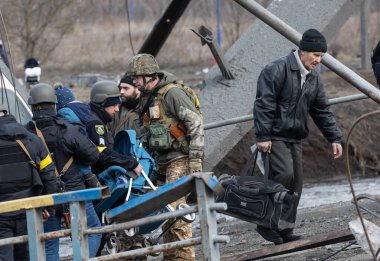IRPIN, UKRAINE - Mar. 09, 2022: Ukrayna savaşı. Binlerce Irpin sakini evlerini terk etmek ve Rus birlikleri barış dolu bir şehri bombalarken tahliye etmek zorunda. Ukrayna 'daki savaş mültecileri