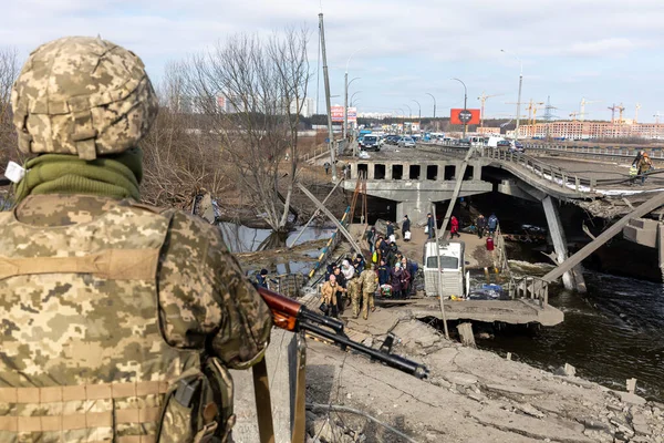 Irpin Ukraine Mar 2022 Ukrayna Savaşı Binlerce Irpin Sakini Evlerini — Stok fotoğraf