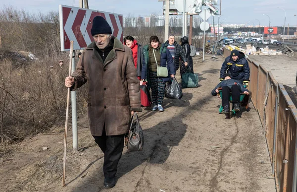 Irpin Ucrania Mar 2022 Guerra Ucrania Miles Residentes Irpin Tienen —  Fotos de Stock