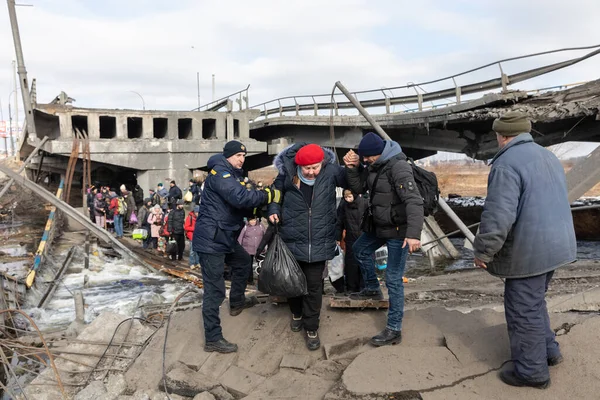 Irpin Ukraine 2022年9月9日 ウクライナ戦争 何千人ものイルピンの住民は ロシア軍が平和な都市を爆撃しているので 自宅を放棄し 避難しなければなりません ウクライナの戦争難民 — ストック写真