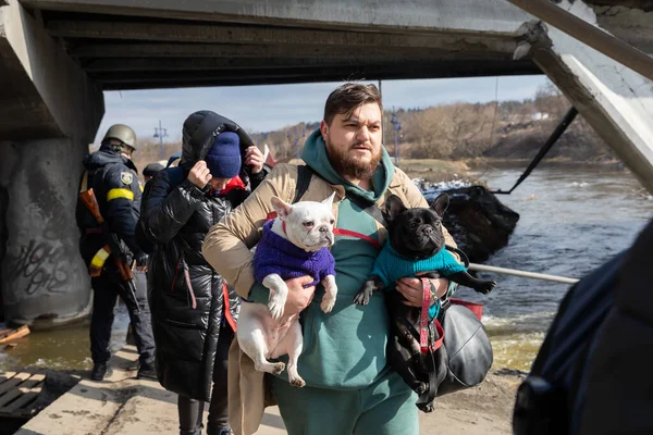 Irpin Ukraine Mar 2022年9月9日 乌克兰战争 当俄罗斯军队轰炸一个和平的城市时 伊尔平数以千计的居民被迫离开家园并撤离 乌克兰境内的战争难民 — 图库照片