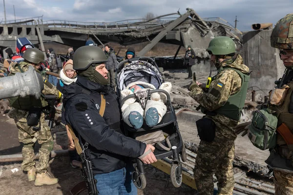 Irpin Ukrajina Březen 2022 Válka Ukrajině Tisíce Obyvatel Irpinu Musí — Stock fotografie