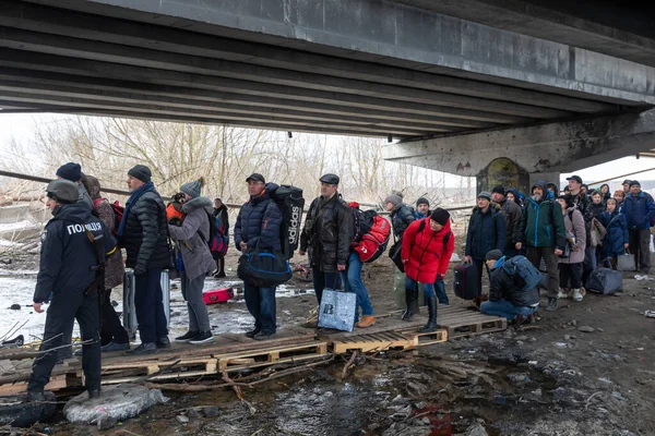 Irpin Ucraina Mar 2022 Guerra Ucraina Migliaia Residenti Irpin Devono — Foto Stock