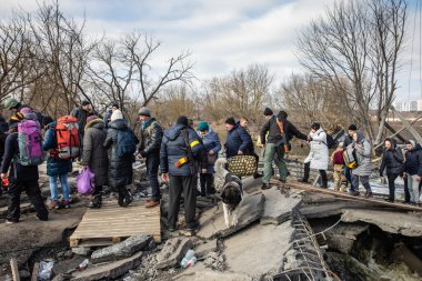 IRPIN, UKRAINE - Mar. 09, 2022: Ukrayna savaşı. Binlerce Irpin sakini evlerini terk etmek ve Rus birlikleri barış dolu bir şehri bombalarken tahliye etmek zorunda. Ukrayna 'daki savaş mültecileri