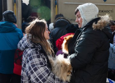 KYIV, UKRAINE - Mar. 11, 2022: Ukrayna savaşı. Kyiv tren istasyonundaki insanlar ülkenin batı güvenli bölgelerine tahliye edildi. Gözlerinde yaşlar olan bir kız erkek arkadaşına veda ediyor.