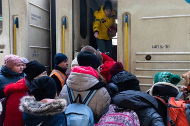 KYIV, UKRAINE - Mar. 11, 2022: Ukrayna 'da savaş mültecileri. Kyiv tren istasyonundaki insanlar ülkenin batı güvenli bölgelerine tahliye edildi. Trene binen bir sürü insan.