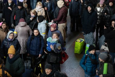 KYIV, UKRAINE - Mar. 11, 2022: Ukrayna savaşı. Kyiv 'deki tren istasyonunda bir sürü insan, kadın, erkek ve çocuk tahliye trenini bekliyor. Ukrayna 'daki savaş mültecileri