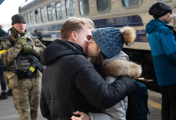 Kyiv Ukrain Március 2022 Háborús Menekültek Ukrajnában Embereket Kijevi Vasútállomáson — Stock Fotó