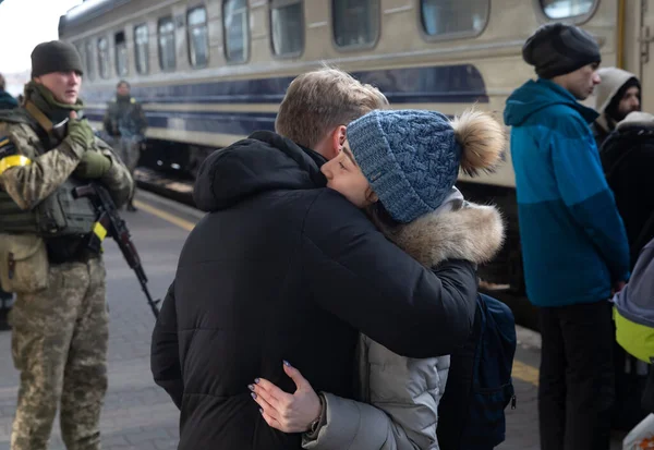 Kyiv Ukraine Mar 2022年11月11日 乌克兰战争难民 基辅火车站的居民被疏散到该国西部较安全的地区 一对年轻夫妇在上车前拥抱再见 — 图库照片