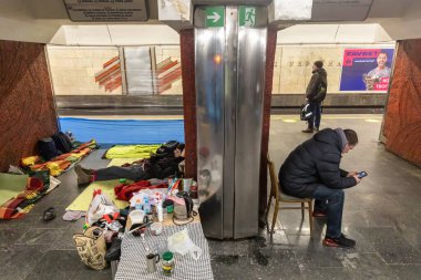 KYIV, UKRAINE - Mar. 13, 2022: Ukrayna 'da savaş. Ukrayna 'daki metro istasyonunda yaşam..