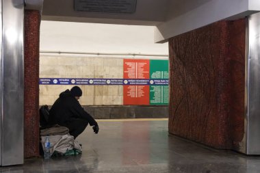 KYIV, UKRAINE - Mar. 13, 2022: Ukrayna 'da savaş. Ukrayna 'daki metro istasyonunda yaşam..
