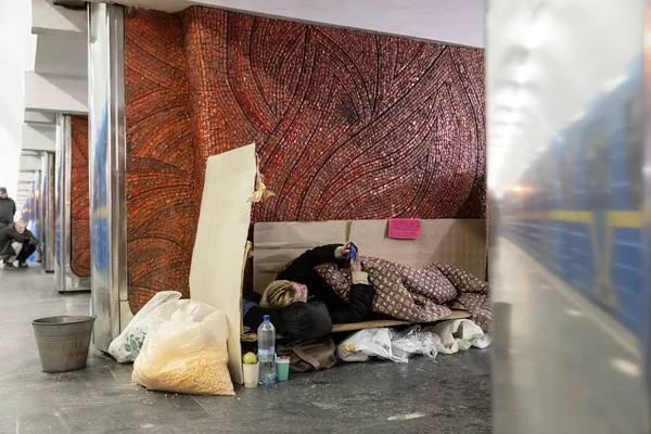 Kyiv Ukraine 2022年3月13日 ウクライナで戦争 爆弾避難所の地下鉄駅パレスウクライナでの生活 Woman Makeshift Bed Reading News — ストック写真