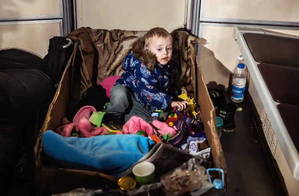 Kyiv Ukraine 2022年3月13日 ウクライナで戦争 爆弾避難所の地下鉄駅パレスウクライナでの生活 地下鉄の車の段ボール箱の中の子供 — ストック写真