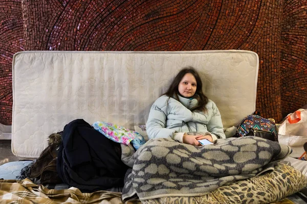 Kyiv Ukraine 2022年3月13日 ウクライナで戦争 爆弾避難所の地下鉄駅パレスウクライナでの生活 Woman Makeshift Bed Reading News — ストック写真
