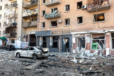 KYIV, UKRAINE - Mar. 14, 2022: Ukrayna 'da savaş. Sivil binaların Rus işgalcilerinin roket saldırısı sonucu Kyiv sokaklarında yıkım ve ölüm.