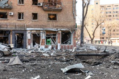 KYIV, UKRAINE - Mar. 14, 2022: Ukrayna 'da savaş. Sivil binaların Rus işgalcilerinin roket saldırısı sonucu Kyiv sokaklarında yıkım ve ölüm.