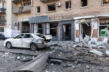 KYIV, UKRAINE - Mar. 14, 2022: Ukrayna 'da savaş. Sivil binaların Rus işgalcilerinin roket saldırısı sonucu Kyiv sokaklarında yıkım ve ölüm.