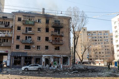 KYIV, UKRAINE - Mar. 14, 2022: Ukrayna 'da savaş. Sivil binaların Rus işgalcilerinin roket saldırısı sonucu Kyiv sokaklarında yıkım ve ölüm.