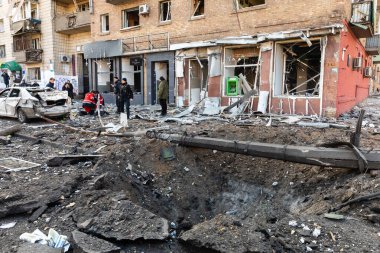 KYIV, UKRAINE - Mar. 14, 2022: Ukrayna 'da savaş. Sivil binaların Rus işgalcilerinin roket saldırısı sonucu Kyiv sokaklarında yıkım ve ölüm. Roket patlaması krateri