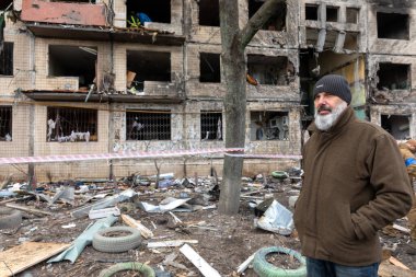 KYIV, UKRAINE - Mar. 14, 2022: Ukrayna 'da savaş. Rusya 'nın Ukrayna' ya saldırısı devam ederken Kyiv 'deki Obolon bölgesinde bombayla vurulan konut binası tamamen yok edildi.
