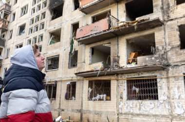 KYIV, UKRAINE - Mar. 14, 2022: Ukrayna 'da savaş. Rusya 'nın Ukrayna' ya saldırısı devam ederken Kyiv 'deki Obolon bölgesinde bombayla vurulan konut binası tamamen yok edildi.