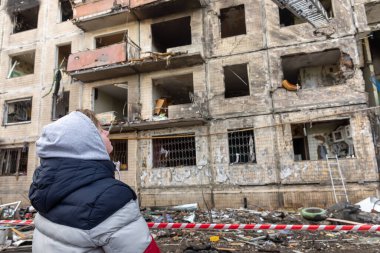 KYIV, UKRAINE - Mar. 14, 2022: Ukrayna 'da savaş. Rusya 'nın Ukrayna' ya saldırısı devam ederken Kyiv 'deki Obolon bölgesinde bombayla vurulan konut binası tamamen yok edildi.