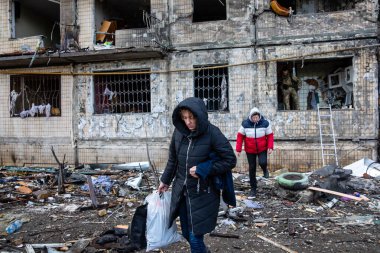 KYIV, UKRAINE - Mar. 14, 2022: Ukrayna 'da savaş. Rusya 'nın Ukrayna' ya saldırısı devam ederken Kyiv 'deki Obolon bölgesinde bombayla vurulan konut binası tamamen yok edildi.