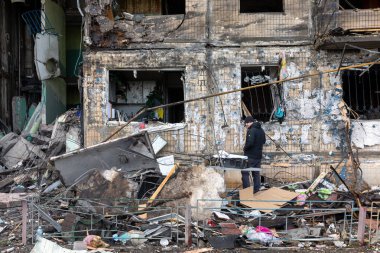 KYIV, UKRAINE - Mar. 14, 2022: Ukrayna 'da savaş. Rusya 'nın Ukrayna' ya saldırısı devam ederken Kyiv 'deki Obolon bölgesinde bombayla vurulan konut binası tamamen yok edildi.