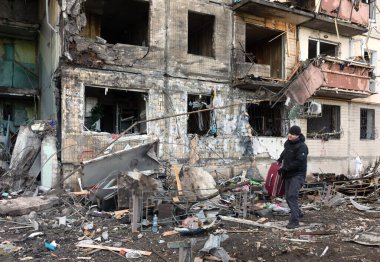 KYIV, UKRAINE - Mar. 14, 2022: Ukrayna 'da savaş. Rusya 'nın Ukrayna' ya saldırısı devam ederken Kyiv 'deki Obolon bölgesinde bombayla vurulan konut binası tamamen yok edildi.