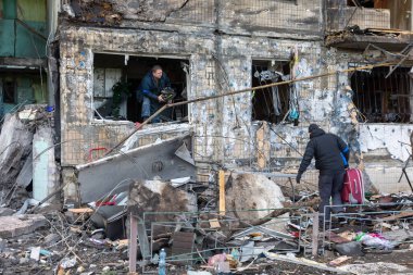 KYIV, UKRAINE - Mar. 14, 2022: Ukrayna 'da savaş. Rusya 'nın Ukrayna' ya saldırısı devam ederken Kyiv 'deki Obolon bölgesinde bombayla vurulan konut binası tamamen yok edildi.