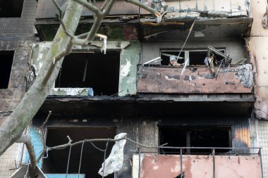 KYIV, UKRAINE - Mar. 14, 2022: Ukrayna 'da savaş. Rusya 'nın Ukrayna' ya saldırısı devam ederken Kyiv 'deki Obolon bölgesinde bombayla vurulan konut binası tamamen yok edildi.