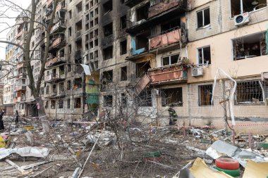 KYIV, UKRAINE - Mar. 14, 2022: Ukrayna 'da savaş. Rusya 'nın Ukrayna' ya saldırısı devam ederken Kyiv 'deki Obolon bölgesinde bombayla vurulan konut binası tamamen yok edildi.