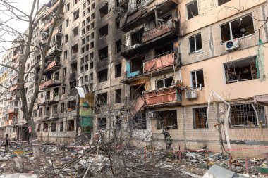 KYIV, UKRAINE - Mar. 14, 2022: Ukrayna 'da savaş. Rusya 'nın Ukrayna' ya saldırısı devam ederken Kyiv 'deki Obolon bölgesinde bombayla vurulan konut binası tamamen yok edildi.
