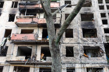 KYIV, UKRAINE - Mar. 14, 2022: Ukrayna 'da savaş. Rusya 'nın Ukrayna' ya saldırısı devam ederken Kyiv 'deki Obolon bölgesinde bombayla vurulan konut binası tamamen yok edildi.