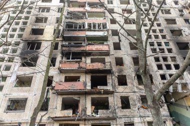 KYIV, UKRAINE - Mar. 14, 2022: Ukrayna 'da savaş. Rusya 'nın Ukrayna' ya saldırısı devam ederken Kyiv 'deki Obolon bölgesinde bombayla vurulan konut binası tamamen yok edildi.