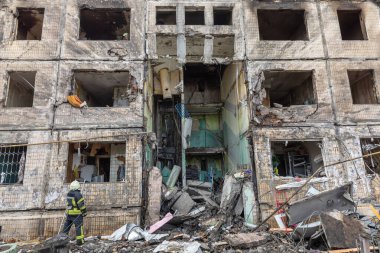 KYIV, UKRAINE - Mar. 14, 2022: Ukrayna 'da savaş. Rusya 'nın Ukrayna' ya saldırısı devam ederken Kyiv 'deki Obolon bölgesinde bombayla vurulan konut binası tamamen yok edildi.